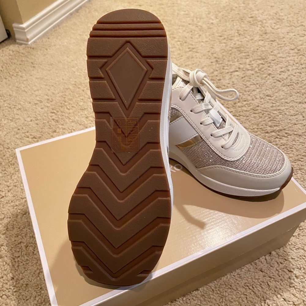 Shoes - Picture 3 of 4